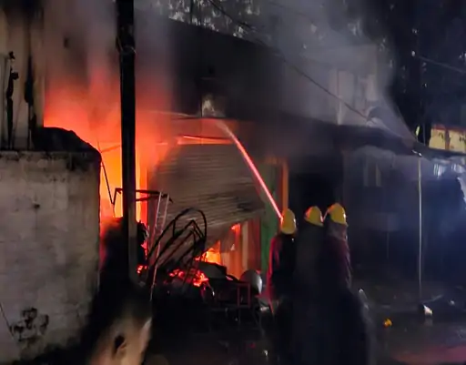 भिलाई में कैटरिंग की दुकान लगी आग: एक के बाद एक 6 सिलेंडर में हुए ब्लास्ट, बाल-बाल बचे लोग